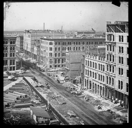 Utsikt över Randolph Street, väster om tingshuset, efter branden i Chicago 1871, 1871